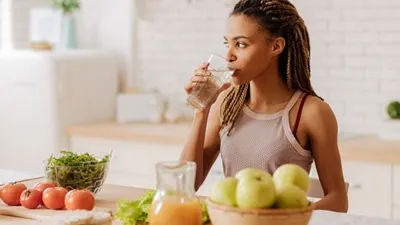 Minum air dingin atau es saat cuaca panas bisa sebabkan pingsan.