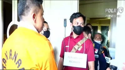 Saat jalani rekonstruksi kasus pembunuhan Brigadir J, Bharada E ditukar dengan pemeran pengganti saat bertemu Ferdy Sambo./ tangkapan layar Youtube POLRI TV RADIO
