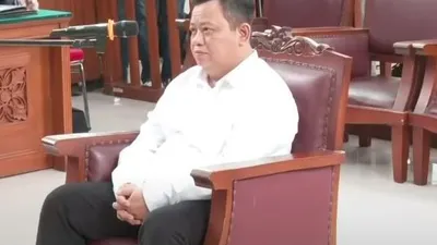 Penasihat hukum Kuat Maruf pun sempat menjadi perhatian tatkala sidang masih berlangsung dirinya mempertanyakan soal anting.