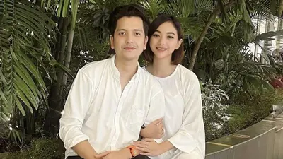 Meski masih berduka, Rendi Jhon tetap melangsungkan pernikahan dengan Glenca Chysara karena merupakan keinginan sang Ibunda.