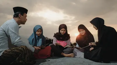 Ilustrasi, Ustadzah Halimah Alaydrus merupakan lulusan dari Pesantren Daruz Zahra, Tarim, Hadramaut, Yaman.