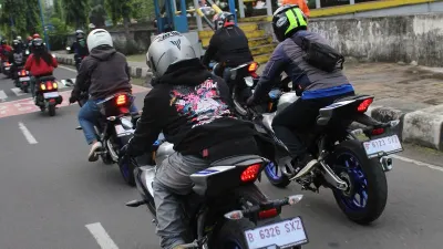 Komunitas Yamaha Riders Federation Indonesia (YRFI) jajal All New R15 Connected untuk mendapatkan pengalaman berkendara baru.