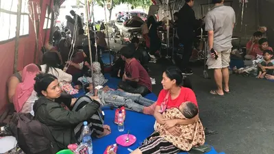 Warga Cianjur mengungsi akibat gempa.