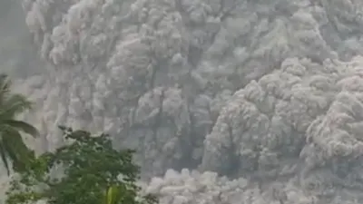 Gunung Semeru meletus pada Sabtu (4 Desember 2021) sore ini. Warga sempat merekam detik-detik erupsi yang membuat orang-orang berlarian.