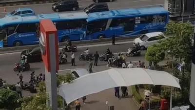 Kecelakaan beruntun bus Tranjakarta di Jalan MT Haryono, Cawang, Jakarta Timur