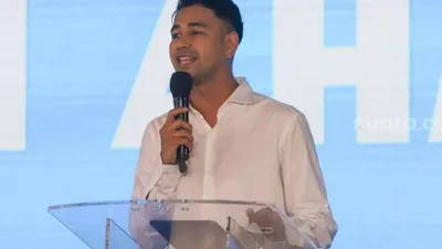 Artis dan Chairman Rans Cilegon FC, Raffi Ahmad memberikan sambutan saat peluncuran tim Rans Cilegon FC di Jakarta Utara, Rabu (31/3/2021). [Suara.com/Alfian Winanto]