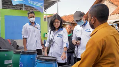 PT PNM  memfasilitasi masyarakat Kampung Keluarga Berkualitas melalui Bank Sampah RW 07 Kayuwalang, Kota Cirebon.