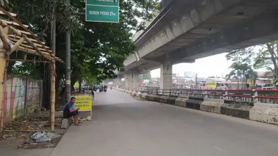 Kondisi Jalan Sholeh Iskandar menuju Cilebut, tepatnya di depan eks Mal Mega M yang mengalami penurunan muka jalan (Yogi Faisal)