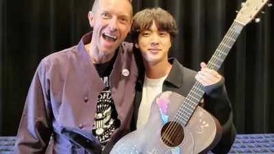 Jin BTS bersama Chris Martin Coldplay.
