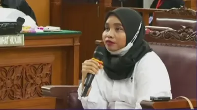 ART Susi terdiam saat ditanya oleh hakim siapa yang melahirkan anak bungsu Putri Chandrawathi, malah sebut Kuat Maruf.