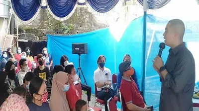 Anggota DPRD DKI Jakarta, Wibi Andrino dalam kegiatan sosialisasi JakWifi kepada warga RT 014 RW 09 Kelurahan Kramat Pela, Kecamatan Kebayoran Baru, Jakarta Selatan/dok: Kominfotik Jaksel  