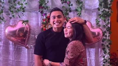 Aprilio Manganang bersama tunangannya Claudia