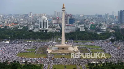 Suasana masa mengikuti reuni aksi 212 di Lapangan Monumen Nasional, Jakarta, Minggu (2/12/2018).