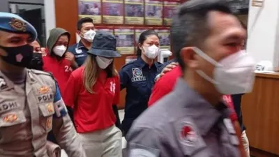 Nia Ramadhani dan Ardi Bakrie beserta sopirnya ZN tertunduk lesu saat mengenakan baju tahanan Polres Metro Jakarta Pusat. (Foto: Istimewa)