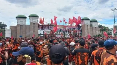 Massa ormas Pemuda Pancasila mendatangi gedung DPR untuk mendesak Junirmart Girsang meminta maaf terkait pernyataannya yang menyinggung bentrokan ormas di Ciledung. 