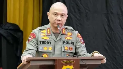 Irjen Teddy Minahasa terlibat dalam kasus narkoba.