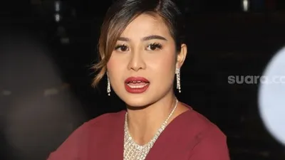 Selebgram Karin Novilda atau Awkarin saat ditemui di acara peluncuran liquid 'Candu' miliknya di Kawasan Jakarta Pusat, Senin (14/12). [Suara.com/Alfian Winanto]