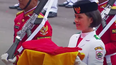 Pasukan Pengibar Bendera Pusaka (Paskibraka) I Dewa Ayu Firsty Meita Dewanggi (tengah) membawa Bendera Merah Putih untuk dikibarkan saat Upacara Peringatan Detik-Detik Proklamasi Kemerdekaan ke-77 Republik Indonesia di Istana Merdeka, Jakarta, Rabu 17 Agustus 2022.