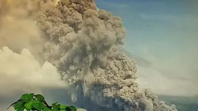 Awan Panas Guguran (APG) Gunungapi Semeru terpantau dari CCTV Pos Pantau PVBMG pukul 06.30 WIB, Kabupaten Lumajang, Jawa Timur, Minggu 4 Desember 