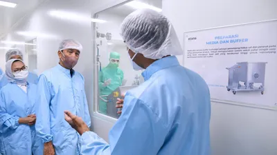 Presiden Jokowi mengaku senang dengan kerja diam-diam industri farmasi untuk memproduksi vaksin COVID-19 AWcorna.
