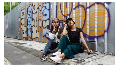 Sejumlah remaja berpose saat difoto di Kawasan Dukuh Atas, Jakarta Pusat, Rabu (6/7/2022).