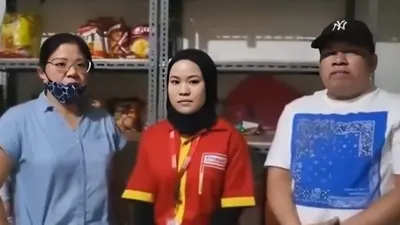 Konter HP Ibu Mariana dipenuhi bintang 1 di internet usai kepergok mencuri cokelat di Alfamart.