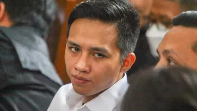 Ditonton Para Penggemar, Bharada E Tersipu Malu Hingga Ditertawai oleh Tim Penasihat Hukumnya