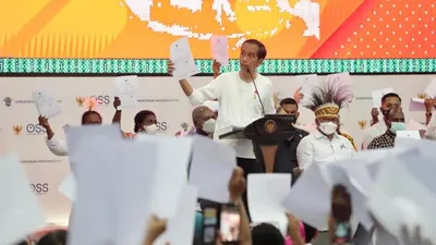Presiden Jokowi Menyerahkan NIB Bagi Nasabah PNM Jayapura