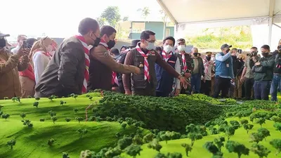 Gubernur Jawa Barat Ridwan Kamil saat mengunjungi lokasi pembangunan jembatan gantung terpanjang di dunia, di Ekowisata Alam Eiger Adventure Land, Megamendung, Kabupaten Bogor. 