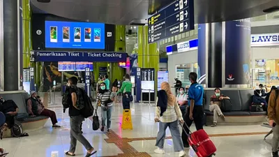 Suasana Stasiun Gambir  yang masih terlihat ramai.
