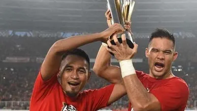 Ramdani Lestaluhu (kiri) saat mengangkat tropi kejuaraan. Ramdani resmi mengakhiri kontrak 15 tahun dengan Persija Jakarta.