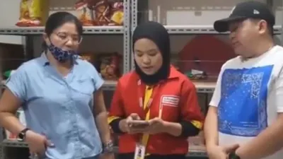Aksi memergoki maling oleh pegawai Alfamart viral di media sosial.