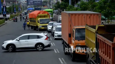 Ilustrasi. Sebuah mobil berusaha putar balik keluar dari antrean kendaraan yang akan melewati titik pemeriksaan PSBB.