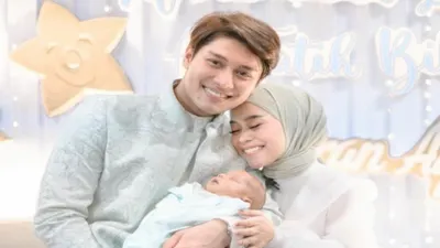  Potret Lesti Kejora dan Rizky Billar menunjukan kemesraan dengan Baby L. (Instagram @lestykejora)