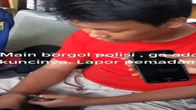 Bocah D kebingungan setelah mainan borgol Polisi ternyata tidak ada kuncinya /@edudamkar