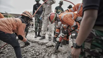 Petugas melakukan evakuasi korban jiwa akibat gempa di Cianjur