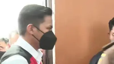 Dalam sidang, Bharada E sujud dan cium tangan orang tua Brigadir J.