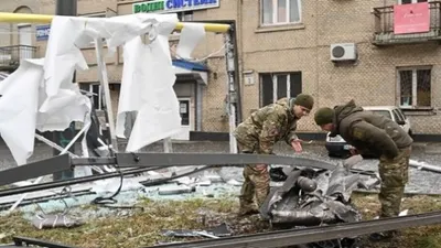 Militer Ukraina meninjau lokasi serangan Rusia di Kiev. 