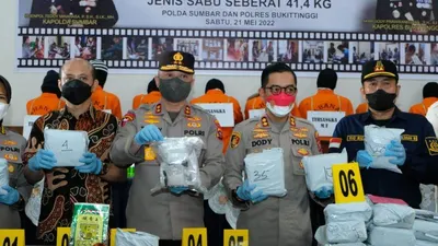 Irjen Teddy Minahasa saat masih menjabat Kapolda Sumbar dan menggelar jumpa pers ungkap kasus 41,4 Kilogram sabu-sabu di Aula Polres Bukittinggi Sabtu 21 Mei 2022.