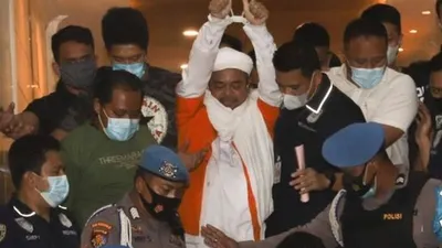 Habib Rizieq Shihab menggunakan baju tahanan usai diperiksa penyidik Polda Metro Jaya, Minggu (13/12/2020) dini hari. [Suara.com/Alfian Winanto]