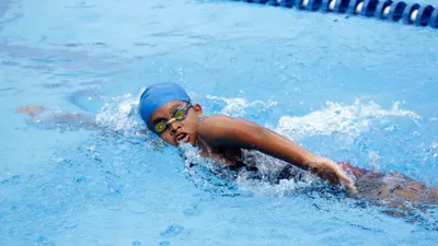 Salah satu perenang tengah menyelesaikan nomor lomba yang diikutinya dalam KRASS 2022 di Kolam Renang UNY, Wates, Kulon Progo, DIY. 