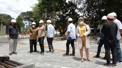 Jajaran Komisi III DPRD Kota Bogor saat meninjau proses pembangunan Alun-alun Kota Bogor, di Kecamatan Bogor Tengah, Kota Bogor. (Yogi Faisal)