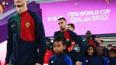 Ada fakta unik dalam pertandingan Portugal di Piala Dunia 2022, ternyata ada sosok bocah asal Indonesia yang tampil digandeng Ronaldo.