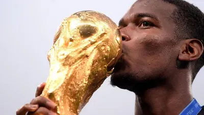 Sosok Paul Pogba mencium trofi Piala Dunia. Bersama Timnas Perancis, Pogba memenangkannya di Piala Dunia 2018 di Rusia (Instagram @Paulpogba)