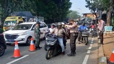 ILUSTRASI Penyekatan massa Reuni 212 di Tangerang.