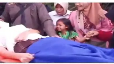 Kepulangan Rohimah, ART yang mengalami penyiksaan dan penyekapan oleh majikan suami istri di Ngamprah, Bandung disambut isak tangis