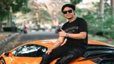 Dodi Salmanan saat duduk di atas mobil mewahnya.1