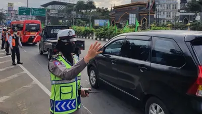 Ganjil genap di jalur wisata Puncak, Kabupaten Bogor.