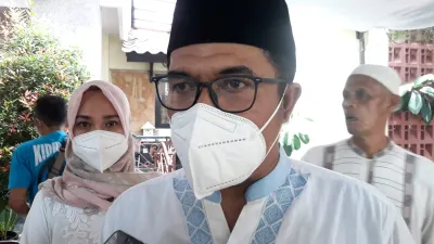 utra mendiang Max Sopacua, Ferro Sopacua saat memberikan keterangan resmi kepada awak media (Yogi Faisal)