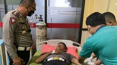 Dirlantas Polda Metro Jaya Kombes Sambodo Purnomo Yogo menjenguk Kabag Operasional Ditlantas Polda Metro Jaya AKBP Dermawan Karosekali yang menjalani perawatan di RS Polri Kramat Jati, Jakarta, akibat dikeroyok oknum ormas PP (Pemuda Pancasila) dalam demo anarkis, Kamis (25/11/2021).